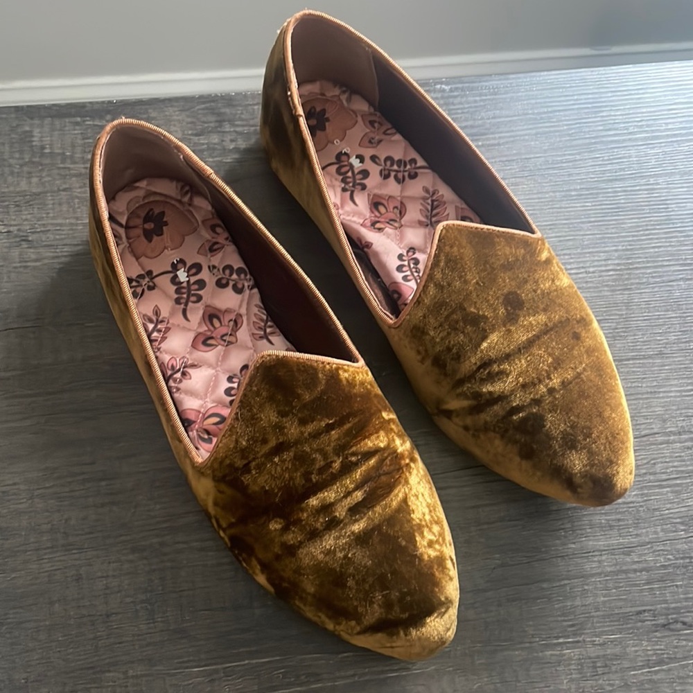 Birdies flats- worn a handful of times. Super comfortable!